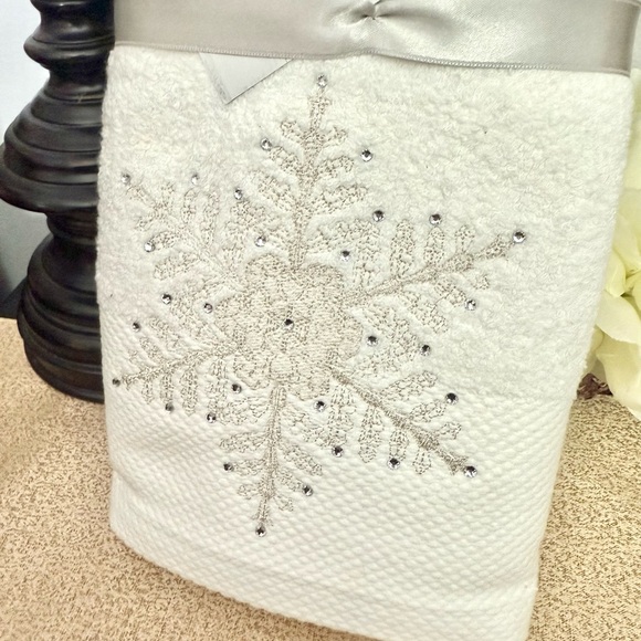 NWT Set of 2 Shimmering Rhinestone SNOWFLAKE Turkish Bathroom Hand Towels - Picture 6 of 9